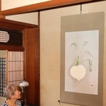 進藤あつ子さんの作品を見ながら、初井家住宅への思いを語る塚田江里さん＝いずれも姫路市龍野町