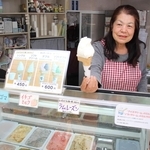 優しい味わいのアイスを手作りしているにゅうにゅう工房の高橋まり子代表＝市川町下瀬加