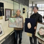 三人展を開いた（左から）中村義文さん、澗口彰利さん、奥道一二美さん＝ＪＲ播州赤穂駅