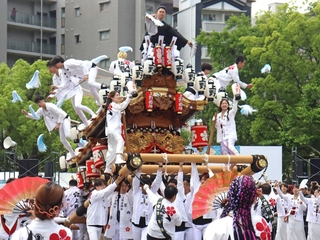 かけ声を響かせ、だんじりを引く人たち＝灘区王子町２
