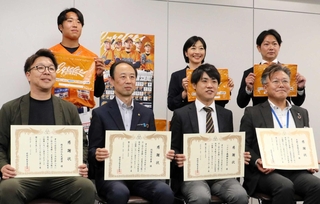 新入生へのメッシュケース寄贈を受け、姫路市教育委員会が開いた感謝状贈呈式＝姫路市三左衛門堀西の町