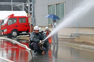 訓練で放水する従業員ら＝川崎重工業神戸工場