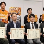 新入生へのメッシュケース寄贈を受け、姫路市教育委員会が開いた感謝状贈呈式＝姫路市三左衛門堀西の町