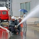 訓練で放水する従業員ら＝川崎重工業神戸工場