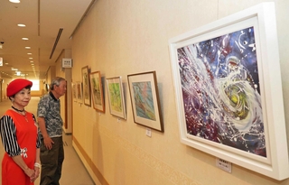 メンバーの個性が光る作品が並ぶ会場＝アスピア明石