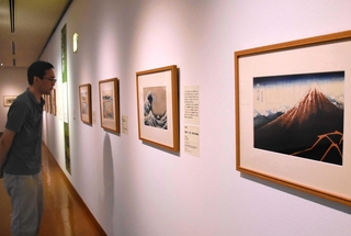 江戸時代後期の著名な浮世絵師の作品が並ぶ会場＝あさご芸術の森美術館