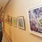 メンバーの個性が光る作品が並ぶ会場＝アスピア明石