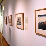 江戸時代後期の著名な浮世絵師の作品が並ぶ会場＝あさご芸術の森美術館
