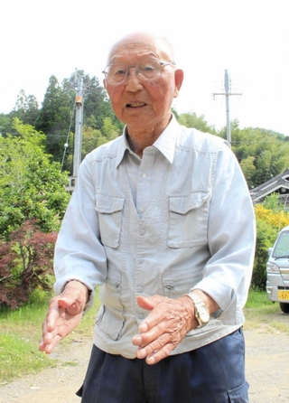 鶉野飛行場での徴用体験を語る細見久雄さん＝丹波篠山市佐貫谷