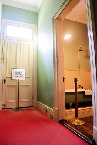 母屋の２階北側にある浴室（右）。その奥に使用人棟へと通じる扉がある＝いずれも萌黄の館