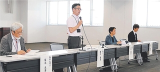 調査の内容を説明する加東市いじめ問題対策委員会の委員ら＝加東市役所