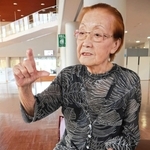 三田空襲を経験した岡尾富美さん＝三田市けやき台１