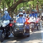 約３０台のバイクが参道をゆっくり進んだ＝西宮市社家町