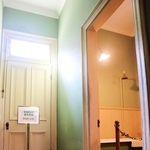 母屋の２階北側にある浴室（右）。その奥に使用人棟へと通じる扉がある＝いずれも萌黄の館