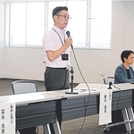 調査の内容を説明する加東市いじめ問題対策委員会の委員ら＝加東市役所