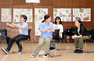 珍しいタクシーの記事を題材にした劇を披露する参加者＝尼崎市南塚口町３