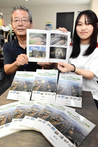 北条高校人間創造コース鶉野班の活動をまとめた書籍を出版した稲次寛さん（左）ら＝加西市鶉野町、ｓｏｒａかさい