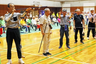 真剣な表情で矢を吹く参加者ら＝芦屋市川西町