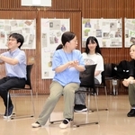 珍しいタクシーの記事を題材にした劇を披露する参加者＝尼崎市南塚口町３