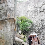 生石神社の巨石「石の宝殿」を見学するクリエイティブタウンゼミのゼミ生ら＝高砂市阿弥陀町生石