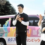 東京デフリンピックのキャラバンカー前で大会のＰＲと応援を呼びかけるバスケットボール競技日本代表の森井涼太選手（左）＝尼崎市役所