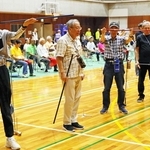 真剣な表情で矢を吹く参加者ら＝芦屋市川西町