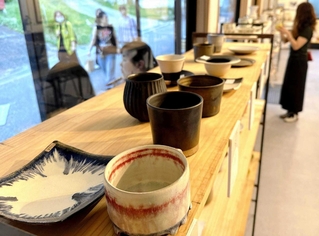 「窯元イチ推し展」に並ぶカップや皿＝丹波篠山市今田町上立杭