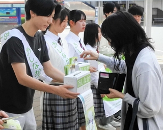 「あしなが学生募金」への協力を呼びかける大学生ら＝ＪＲ加古川駅前