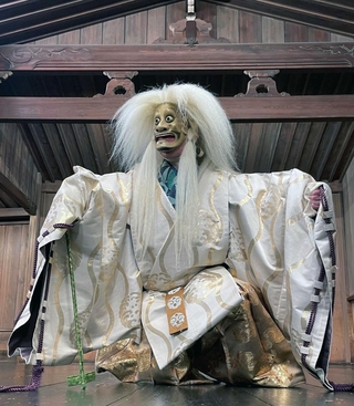 鵺を演じる能楽師の長山耕三さん＝東京都新宿区、矢来能楽堂（提供）