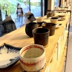 「窯元イチ推し展」に並ぶカップや皿＝丹波篠山市今田町上立杭