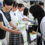 「あしなが学生募金」への協力を呼びかける大学生ら＝ＪＲ加古川駅前