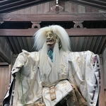 鵺を演じる能楽師の長山耕三さん＝東京都新宿区、矢来能楽堂（提供）