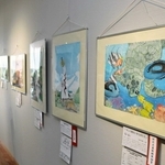 子どもたちによる多彩な作品が並ぶ＝ウッディタウン市民センター