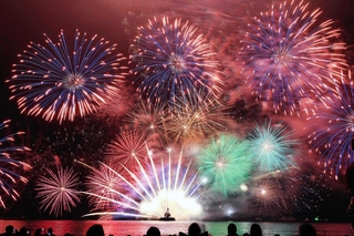 淡路島まつりで秋の夜空を彩った大輪の花火＝大浜公園
