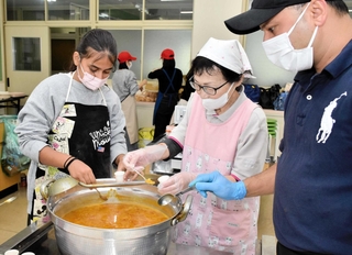 母国の料理に挑戦した児童（左端）ら＝北条小学校