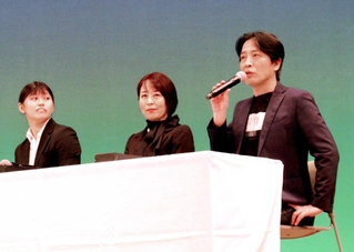 卒業生の座談会では、小林建樹さん（右端）や友野有理さん（左端）らが登壇した＝神戸文化ホール