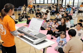 タンバリンやカスタネットなどを使った遊びを楽しむ親子連れ＝玉津のつどい場たまろっと