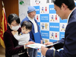 のじぎく賞を受ける川上久美子さん（左端）と池畑和男さん（奧）＝豊岡署