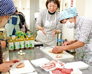 薬膳教室を営む宮地由美子さん（中央）から調理を教わる参加者ら＝高砂市米田町米田