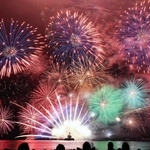 淡路島まつりで秋の夜空を彩った大輪の花火＝大浜公園