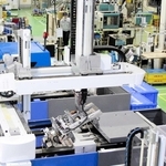 多様な樹脂製造機器が並ぶ工場＝いずれも丹波市春日町長王