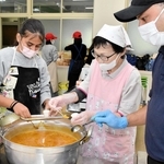 母国の料理に挑戦した児童（左端）ら＝北条小学校