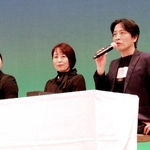 卒業生の座談会では、小林建樹さん（右端）や友野有理さん（左端）らが登壇した＝神戸文化ホール