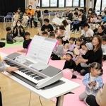 タンバリンやカスタネットなどを使った遊びを楽しむ親子連れ＝玉津のつどい場たまろっと