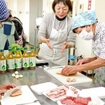 薬膳教室を営む宮地由美子さん（中央）から調理を教わる参加者ら＝高砂市米田町米田