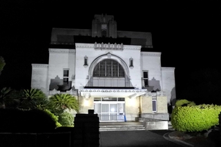 ライトアップされた旧加古川図書館＝加古川市加古川町木村