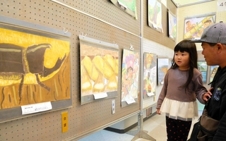 絵画と書の力作が並ぶ会場＝高砂市米田町島