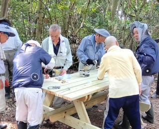 ハイキングコースに設置するベンチを作る「北脇の自然に親しむ会」のメンバーら＝高砂市北浜町（同会提供）