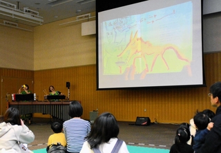 スクリーンに投影しながらの絵本ライブ。打楽器演奏で雰囲気を盛り上げた＝いずれも三田市駅前町