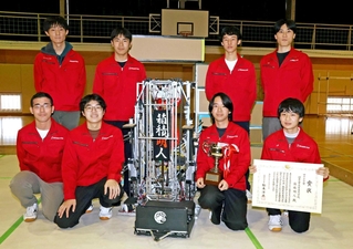 アイデア賞を受けた西津龍河さん（前列左から３人目）らＡチームのメンバーと北川知樹部長（後列左）＝いずれも明石高専